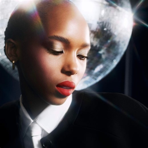 The House of Dior wishes you a wonderful holiday season and all the best for 2023! For the New Year's Eve, enhance your natural complexion with a radiant glow. DIORSHOW ICONIC OVERCURL 090 Black DIORSHOW ON STAGE LINER 091 Matte Black 5 COULEURS COUTURE 079 Black Bow ROUGE BLUSH 219 Rose Montaigne DIOR ADDICT LIP MAXIMIZER 013 Beige | Dior