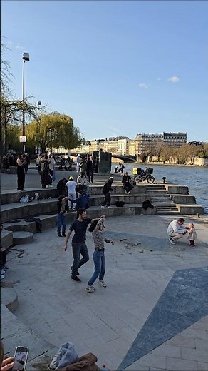Cour de Danse sur les quais de Seine à Paris 💃🕺✨ #ParisVibe