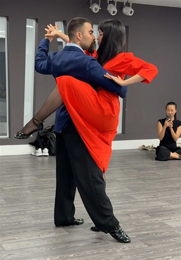 🌹 Suspensions & Stillness create an unforgettable magic in Tango. ✨ Paradas & Pasadas can help express the longing & connection inspired by those beautiful melodic passages. 💃🏻 START ARGENTINE TANGO THIS WEEK!! Join our BEGINNER CLASSES FROM TONIGHT! 🎉🎉🎉 🇬🇧 Every Monday & Thursday at 8pm and every Sunday at 1pm on The Strand, in Central London! 👉 Only few spots left here: https://theargentinetangoschool.com/book-your-course/ ✨ We can’t wait to dance together ❤️ - Iro Davlanti-Lo & Adrie