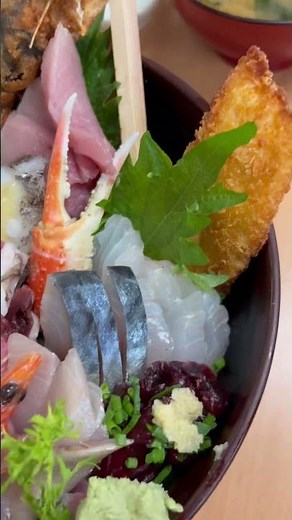 下関のおかもと丼！ふぐやホタルイカやトロ、関サバなどどてんこ盛り！！ #海鮮丼 #おかもと丼 #おかもと鮮魚店 #下関市 #海鮮 #japan #japanesefood #sushi