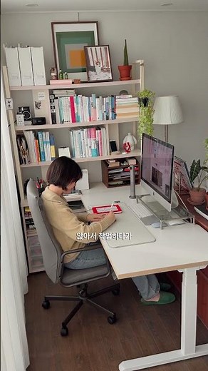 작은 거실 속 데스크테리어 | 데스커 모션데스크 프리미엄