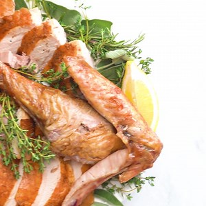 RECIPE: https://feelgoodfoodie.net/recipe/how-to-carve-turkey/ Learn how to carve a turkey perfectly so that nothing goes to waste. This easy step by step guide with photos is perfect for Thanksgiving! | Feel Good Foodie