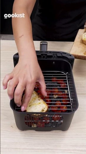 Bruschette in friggitrice ad aria: come cuocere tutti gli ingredienti insieme per risparmiare tempo