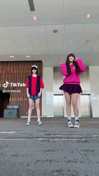 mabel makes dipper do a tiktok dance 😋 @parker™️ #gravityfalls #gravityfallscosplay #cosplaydance #mabelpines #dipperpines #cosplayconvention #dance #strifecos