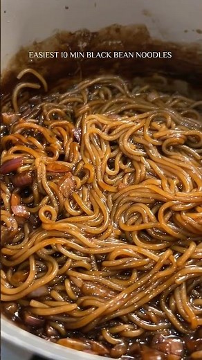 10-Minute Black Bean Paste Noodles 🍜🥢