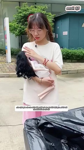 Thiết Kế Quần Áo Cho Búp Bê Bị Bỏ Rơi