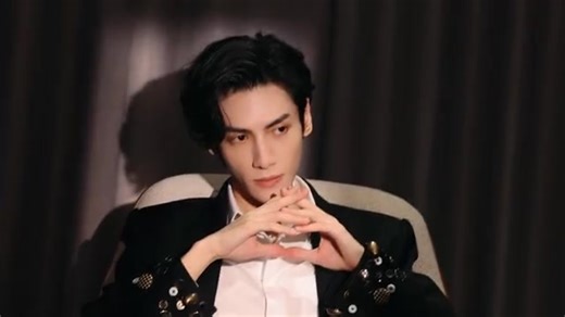 231111 • Luo Yunxi's studio update "Come take advantage of the moonlight at night, and when the sky breaks, I will give you #LuoYunxi" | 罗云熙Leo - Luo Yunxi