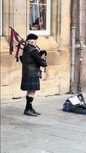 Playing Bagpipes Edinburgh Scotland 🏴󠁧󠁢󠁳󠁣󠁴󠁿 #bagpipes #travel
