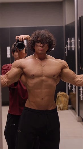 Daddy Aioli on Instagram: "El Bulk🐷 vs El Cut💀… -30% en TODO @youngla USANDO code: DADDY Suplementos @dragonpharma_llc code: DADDY Accesorios -30% de @rgmntco code: DADDY #gym #bodybuilding #ejercicio #workout #flex #back #bulking #bulk #espalda #daddyaioli #transformación #pose #bulk #volumen #comida #musculo #masamuscular #cutting #sheredding #mealprep #comer #fisicultirismo #biceps #triceps #pump #fitness #transformation #benchpress #aesthetic #zyzz"