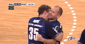 Wer kann sich noch an diesen 7️⃣ Meter von Anders Eggert Jensen erinnern❓😍 Ihr könnt heute Mittag diesen Moment und das ganze Halbfinal-Drama zwischen den Rhein-Neckar Löwen und der SG Flensburg-Handewitt bei uns im #FanREWEFinal4 noch einmal LIVE miterleben❗ Seid ihr dabei⁉️ #wirbleibenzuhause | DAIKIN HBL