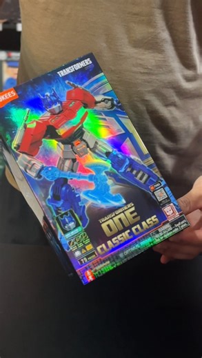 Roots Commerce on Instagram: "⚡ O líder dos Autobots chegou na Roots! ⚡ O Optimus Prime – Transformers ONE | Classic Class é um modelinho pra quem ama ação, montagem e colecionáveis de respeito 🤖🔥 Com 79 peças, montagem prática (encaixe, sem cola) e acabamento incrível, ele é perfeito tanto pra fãs de Transformers quanto pra presentear quem ama cultura pop. Detalhe, qualidade e nostalgia no mesmo produto. Porque alguns brinquedos são mais que brinquedos — são história. 🚛✨ #RootsStore #Transfo