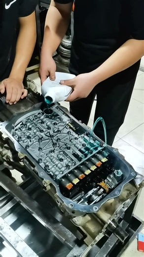Why We Let Oil Spray Everywhere During A Gearbox Overhaul ⛲
