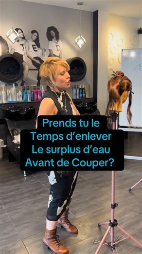 Coupes tu les cheveux lorsqu’ils sont trop Mouillé? Plusieurs coiffeurs font cette erreur en coupe! Perso je fais ma base sur cheveux humides, et ma finition sur cheveux secs 😉 et toi? Formation Coupes à Montréal 24 novembre prochain 1 place disponible !! Formations en ligne disponibles en tout temps! #coupedecheveux #coiffure #formationcoiffure #karinestylisteeducation #salondecoiffure | Karine Styliste