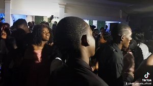 Kkkkk em 1999 fui cantar num boda vc nbora que é novo canta só não dei Já dica Já chega? Chega chega .querem mas? Não Não Não fora fora fora kkkk eph à vida da .muitas voltas... | Baló Januário