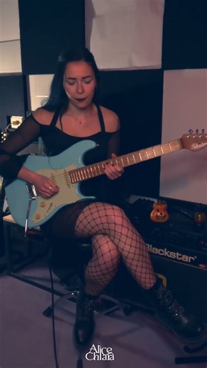 My metal version of @dannyelfman’s #corpsebride 🖤 #halloween #girlguitarist #metalcover #bluehair