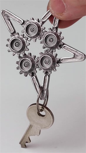 金属3Dプリントで星型の歯車のカラビナを作ってみた ⚙️ JLCPCB 3Dプリントサービス https://jlcpcb.jp/ 新規ユーザーの方は$54クーポンが貰えます！いますぐリンクに飛んで取得しよう！ https://jlcpcb.jp/ フォロー＆DMで$10クーポンが貰えるJLCPCB日本のTwitterアカウントはこちら！ https://twitter.com/JLCPCB_Japan -- カラビナの開閉部分を歯車にしたモデルの第4弾を制作してみました。 星の形のフレームに5つの歯車を配置したデザインを採用してみました。 #3dprinting #3dプリンター #作ってみた #carabiner #カラビナ #metal3dprinting #bearing