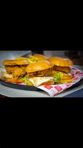 New Burger por 15💸 nueva promoción que incluye 4 Hamburguesas con Pollo Crispy Papas Fritas, Refresco, Huevo, Vegetales, Salsa Especial. Si eres uno de los primeros 30 en comprar esta promoción llévate totalmente gratis una Pizza Personal Pepperoni. Aceptamos también bs a Tasa BCV Estamos ubicados en la urbanización chuparin al lado de polisotillo local ADONIS HOT DOGS. Tenemos delivery a Puerto La Cruz, Guanta, Barcelona y Lechería mediante whatsapp 0414-792-6666. . . . . . . . . . . . . . #fy