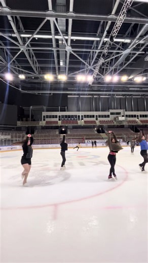 C’est la figure la plus simple 😬 #iceskating #pirouette #patinage