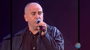 3.2K views · 81 reactions | Youssou N'Dour & Peter Gabriel - Shaking The Tree (Live) Pese a ser el principal sustento laboral, económico y familiar de África, las mujeres del continente negro son las peor tratadas del mundo. Peter Gabriel y Yossou N'Dour escribieron una canción animándolas a tomar las riendas: "Shaking the tree". | AVTV Music Video | Facebook