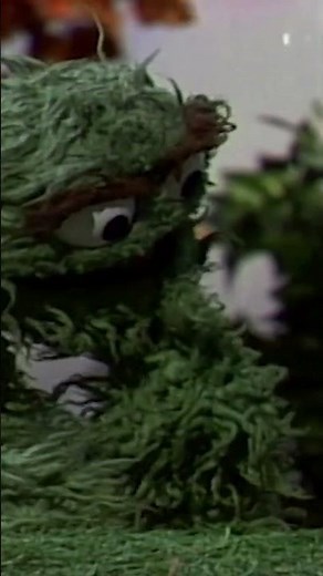 How Oscar the Grouch met Slimey #sesamestreet