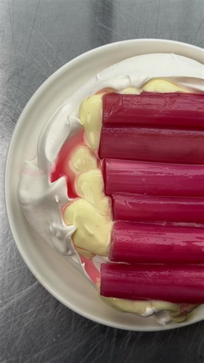 Rhubarb and Custard Pavlova 🥄 The perfect spring dessert - full recipe will be in this week’s newsletter. Head to the link in my bio to subscribe and get it straight to your inbox when it’s out x #rhubarb #custard #dessert #spring #summer