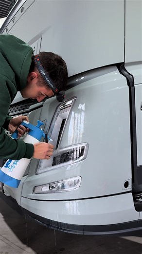 Фури їздять багато — фари страждають першими 🚛 Каміння, пісок, траса… Через це світло стає гіршим і вигляд — теж 👎 Бронеплівка: ✔️ захищає від сколів ✔️ не дає фарам мутніти ✔️ економить на заміні фар Надійний захист для тих, хто завжди в дорозі#fara_zakarpatia #volvotrucks #закарпаття #фаразакарпаття