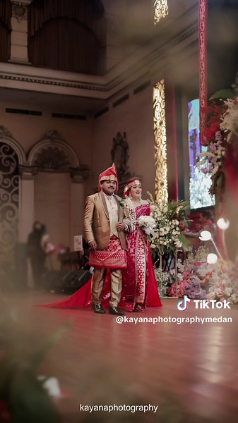Dekorasi wedding adat batak 😍 Adat batak juga bisa semewah ini loh ☺️ Mua @IGEMS_TAN Dekor : IG : owaydecor Kebaya : @IORI by YENTILIM #pengantinbatak #adatbatak #borubatak #dekorasiwedding #dekorasimewah #inspirasiwedding #ulosbatak #kebayapengantin
