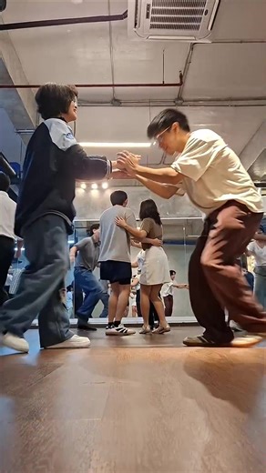 some moments from our first lindy hop class🫶 there's a lot of improvisation in this social dance(with foundations ofc) and it's our first time going, so a lot of awkward moments hehe and introvert pa naman kami😭 thank u for bearing with my active ahh brain owi with my bubba @Nicole⁷⊙⊝⊜ 💜 #fyp #lindyhop #jazz #couple #dance