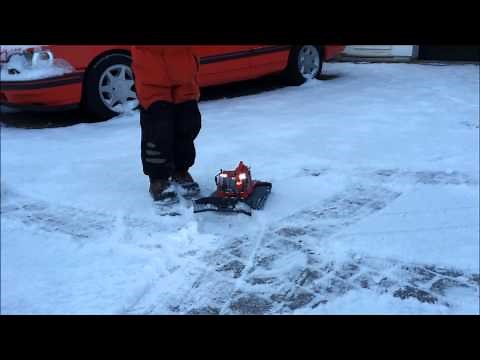 Dickie Toys Pistenbully 600 RC Snowcat plowing