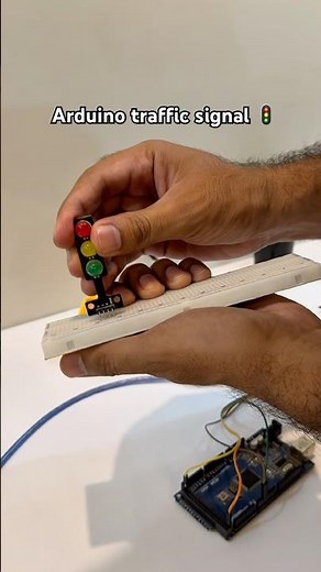 🚦 DIY Arduino Traffic Signal System! #ArduinoProject #TrafficSignal #arduinouno
