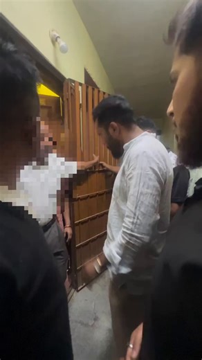 ‼️ UPDATE The fellow wearing white shirt and leading the mob is identified as REHMAN MALIK, a local @INCKarnataka coolie running an NGO under the name of Muslim Protection Cell who is seen aggressively threatening the senior citizens and retd army man.@BajrangDalOrg