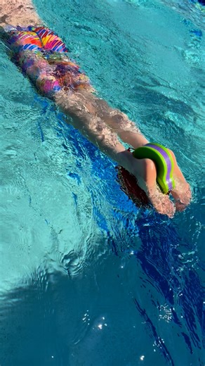 Sculling with ONCORE: Feel the Connection 🌊 This drill is all about control and alignment. By squeezing one ONCORE between the feet, we engage the adductors while a second ONCORE balanced underneath creates instant feedback for body position. Taking the legs out of the equation lets swimmers zero in on the sculling action to generate forward momentum. But here’s the key: the legs aren’t disengaged. They’re working hard to maintain alignment and control of the entire body! It’s a simple setup th