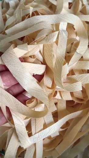 裂き織りでタペストリーの準備／今回は5種類の正絹着物です“I weave tapestries.”