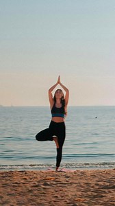 Les postures inversées, levier naturel pour drainer le corps. En yoga, les postures inversées ne sont pas qu’un défi d’équilibre. Elles jouent un rôle clé dans la stimulation du système lymphatique, qui joue un rôle considérable dans la rétention d'eau à l'origine de la cellulite. En inversant la gravité, on facilite le drainage, on allège les sensations de jambes lourdes et on soutient naturellement la lutte contre la rétention d’eau et donc la cellulite acqueuse. Dans cette vidéo, @lucieedavid