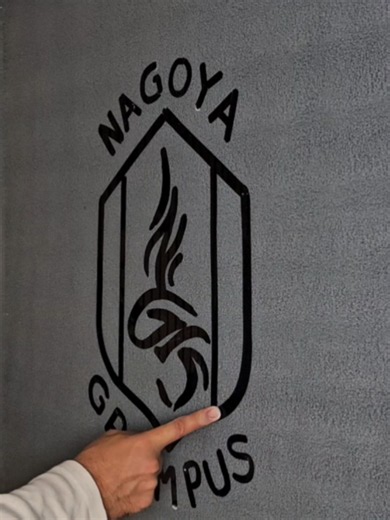 Nagoya Grampus logo two hands drawing — 名古屋グランパス ロゴ描き方
