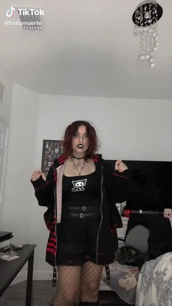 look at my skelanimals hoodie im in love #fyp #emo #wlw #skelanimals