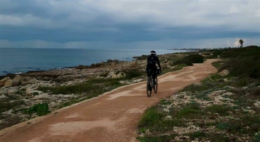 In Puglia in bicicletta: «Percorsi meravigliosi anche durante l’inverno». La mappa del cicloturismo