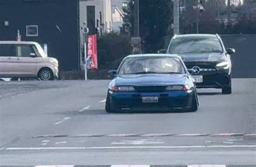 ベンツに追われてる #r32 #r32skyline #純ベタ #hcr32 #アウトリップ #生脚 #シャコタン #