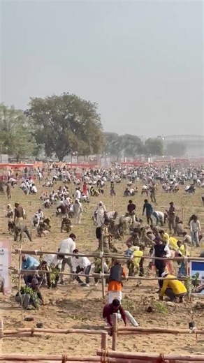 काशी ने रचा इतिहास! 🌱🇮🇳 प्रधानमंत्री श्री Narendra Modi जी के संसदीय क्षेत्र वाराणसी में नगर निगम ने जनभागीदारी की अद्भुत मिसाल पेश की। एक घंटे से भी कम समय में 2.5 लाख से अधिक पौधारोपण, 20,000 से अधिक नागरिकों की सहभागिता के साथ। यह केवल एक अभियान नहीं, बल्कि विकसित भारत के संकल्प का प्रमाण है। यह उपलब्धि अब आधिकारिक रूप से Guinness World Records में दर्ज है। 📝 | Bharatiya Janata Party (BJP)