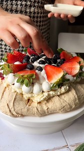 Torta u kombinaciji kokosa i maline, to je nešto najdivnije, zar ne?🍰😍 Priprema: Pažljivo razdvojiti žumance od bjelanca, i tako 5 komada. Bjelanca umutiti u snijeg uz prstohvat soli, pa onda dodavati malo po malo šećera i miksati. Ukupno negdje 200g šećera. Na kraju lagano umiješati 50g kokosovog brašna. Prebaciti šaum na tepsiju obloženu papirom za pečenje i oblikovati veliku puslicu, kao na videu. Sušiti puslicu zagrijanoj rerni na 150C oko sat i pol (ako je jača rerna onda na 130C) i ne ot