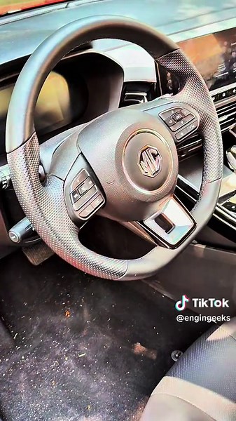 Este es el MG5, un sedán muy completo para el rango de precio. - Nueva imagen gracias a su parrilla con detalles tridimensionales, rines bitono de 16” e iluminación Full LED - Motor 1.5L de 4 cilindros con 113 hp. - Asientos en piel con ajuste eléctrico, buen espacio interior para todos los pasajeros - Pantalla de 10.25” con Apple CarPlay/Android Auto, panel de instrumentos digital de 7” y cámara de visión 360° #MG #MG5 #sedan #testdrive #CapCut @MG México