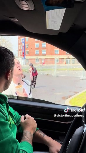 THE GOOD BOSS (@victorthegoodboss)’s video of people helping people