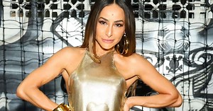 Sabrina Sato usa look dourado de R$ 31 mil no ensaio da Gaviões