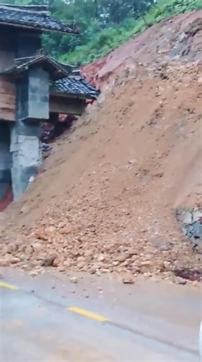 51K views · 1K reactions | SẬP CỔNG CHÀO CAO NGUYÊN ĐÁ - TUYÊN QUANG (HÀ GIANG CŨ) Biểu tượng kiêu hãnh của cao nguyên đá, giờ chỉ còn là đống đổ nát giữa trời sương lạnh. Người Hà Giang nhìn về nơi ấy, đau như mất đi một phần tim mình giữa miền đá xám...  Theo: Tuyên Quang Online | Hà Nội Fan | Facebook