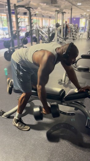 Single-arm dumbbell rows mainly work your back, but they also hit several supporting muscles. Here’s the full breakdown: 🔥 Primary Muscles Worked 1. Latissimus Dorsi (Lats) • The main muscle activated. • Helps build width and thickness in your back. 2. Rhomboids • Responsible for pulling the shoulder blades back. • Contributes to upper-back strength and posture. 3. Middle & Lower Trapezius • Stabilize and retract the scapula during the row. 4. Erector Spinae • Your spinal stabilizers—keep your 