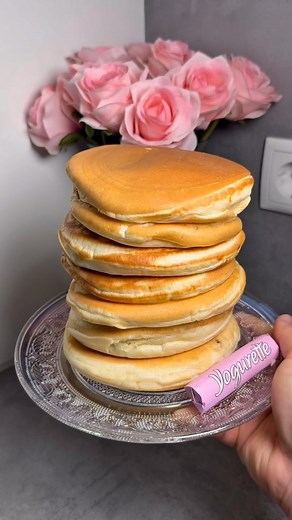 Roya on Instagram‎: "Fluffig gefüllte Pancakes: • 250 g Mehl • 250 ml Milch • 2 Eier • 1 Prise Salz • 1 Päckchen Vanillezucker • 1 Päckchen Backpulver • 2 EL Zucker • 2 EL Öl oder geschmolzene Butter #pancakes #fluffy #chocolate #breakfast #brunch #foodie #einfacherezepte #viral #foodtrend #trend #filledpancakes #delicious #instafood #پنكيك_صبحانه #وصفات_سهلة #بنكيك"‎