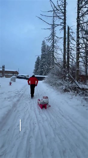 Danielean Doina on Instagram: "Ce fericită sunt să te am aproape și să-ți fiu aproape deja de atâția ani! Am înțeles că noi cu trecerea anilor suntem tot mai aproape unul de altul și pentru asta îți mulțumesc ! Îți mai mulțumesc nu doar pentru dragostea ta, ci și pentru faptul că m-ai ajutat să mă cunosc cu adevărat pe mine — cea bună și caldă, fericită și împlinită. Lângă tine am învățat să fiu eu, fără frică, fără măști, fără îndoieli. Te iubesc pentru ceea ce sunt alături de tine și pentru to