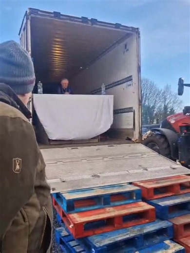 A Catholic priest celebrated Mass from the back of a truck at Ireland’s Athlone fuel protest today, amid ongoing blockades 🙏🇮🇪