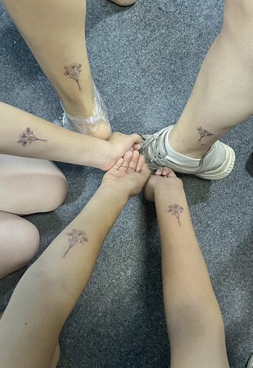Tatuajes de flores: Un día inolvidable entre hermanas