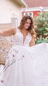 🥹🌸 Hat jemand von euch vielleicht ein Taschentuch? Erinnert ihr euch noch an die liebe Sandra, die auf unserer Schwedenreise völlig überraschend ihren Brautmoment in unserem Design ‚Emilia‘ hatte und einige Monate später tatsächlich auch in diesem Kleid geheiratet hat? 😍 Solche Momente zeigen mir immer wieder, dass es für mich tatsächlich nichts Schöneres auf der Welt gibt, als tagtäglich die Magie von Brautkleidern sehen und erleben zu dürfen ... 💕 DANKE, liebste Sandra, dass wir deinen wun